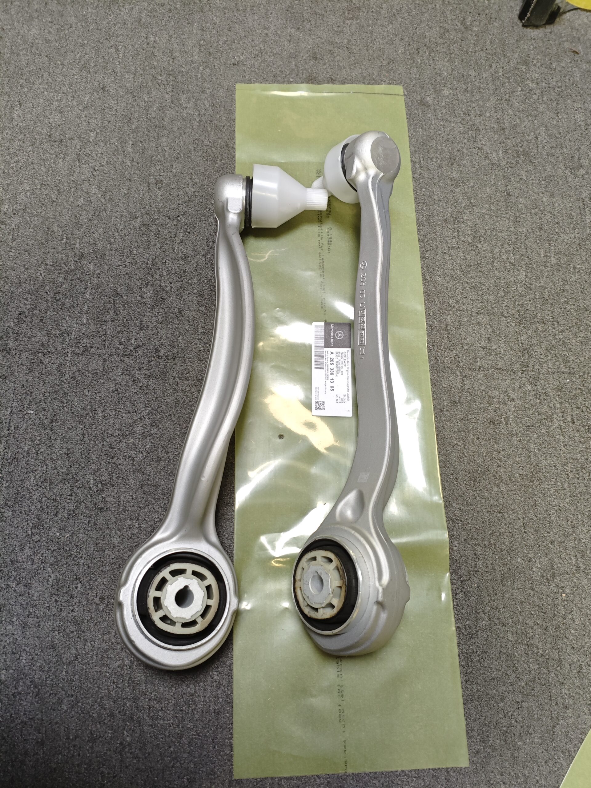 73654ac45dc4ff690fe763bcf39eea3 A2053304303 A2053301505 A2053301305 Mercedes-Benz W205 A205 S205 Control Arm Front Axle, Left 2053304303 2053301505 2053301305 - 图片 1