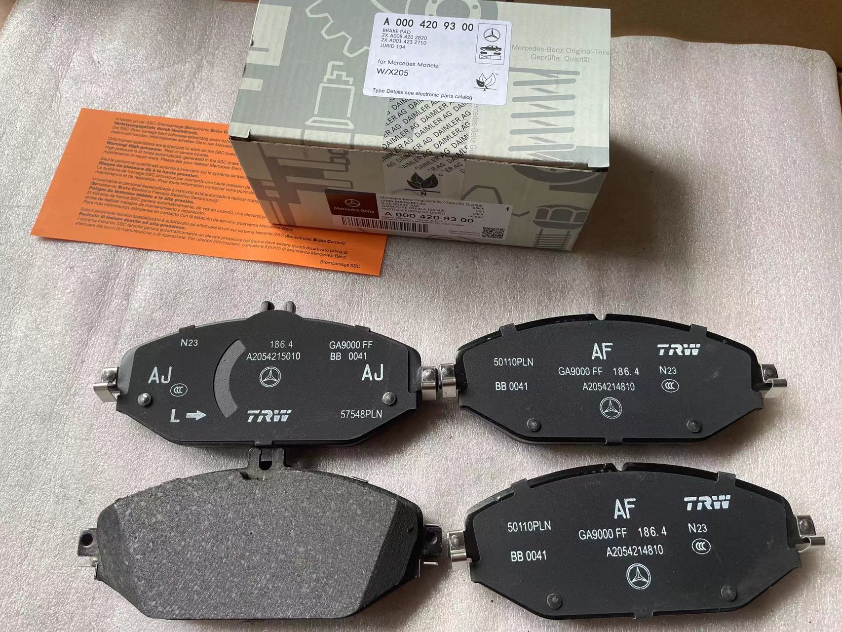 794979ed8085f33c1049d406e5b2f49 A0004209300 A0084202820 A0084203820 A0004208700 Mercedes-Benz W205 W213 C238 Front Wheel Brake Pad Set 0004209300 0084202820 0084203820 0004208700 - Image 1