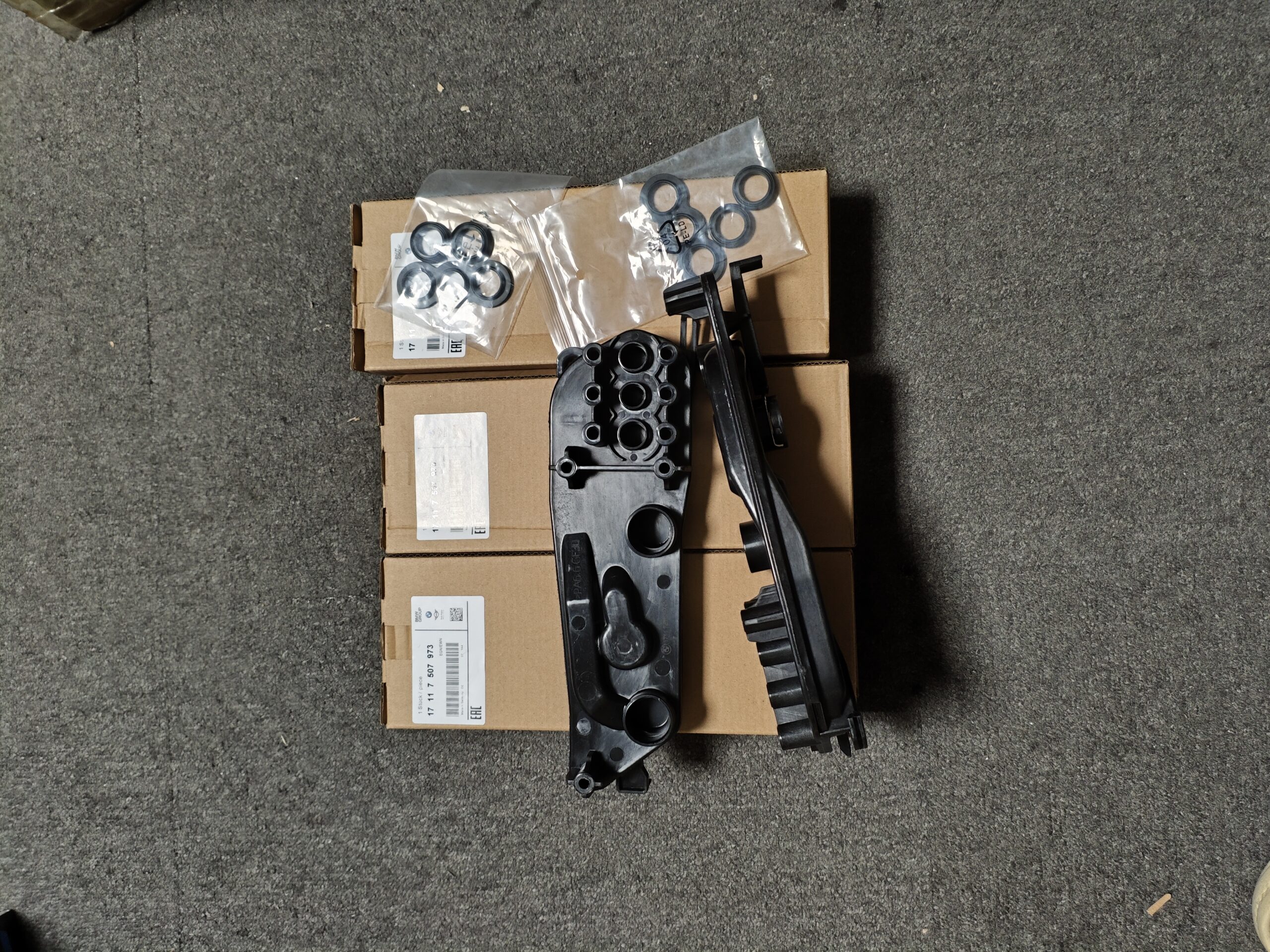 84162795e0c2d3df6af7f21afb53181 17117507973 BMW E60 E61 E63 Radiator Mounting Bracket 17117534907 - 画像 (1)