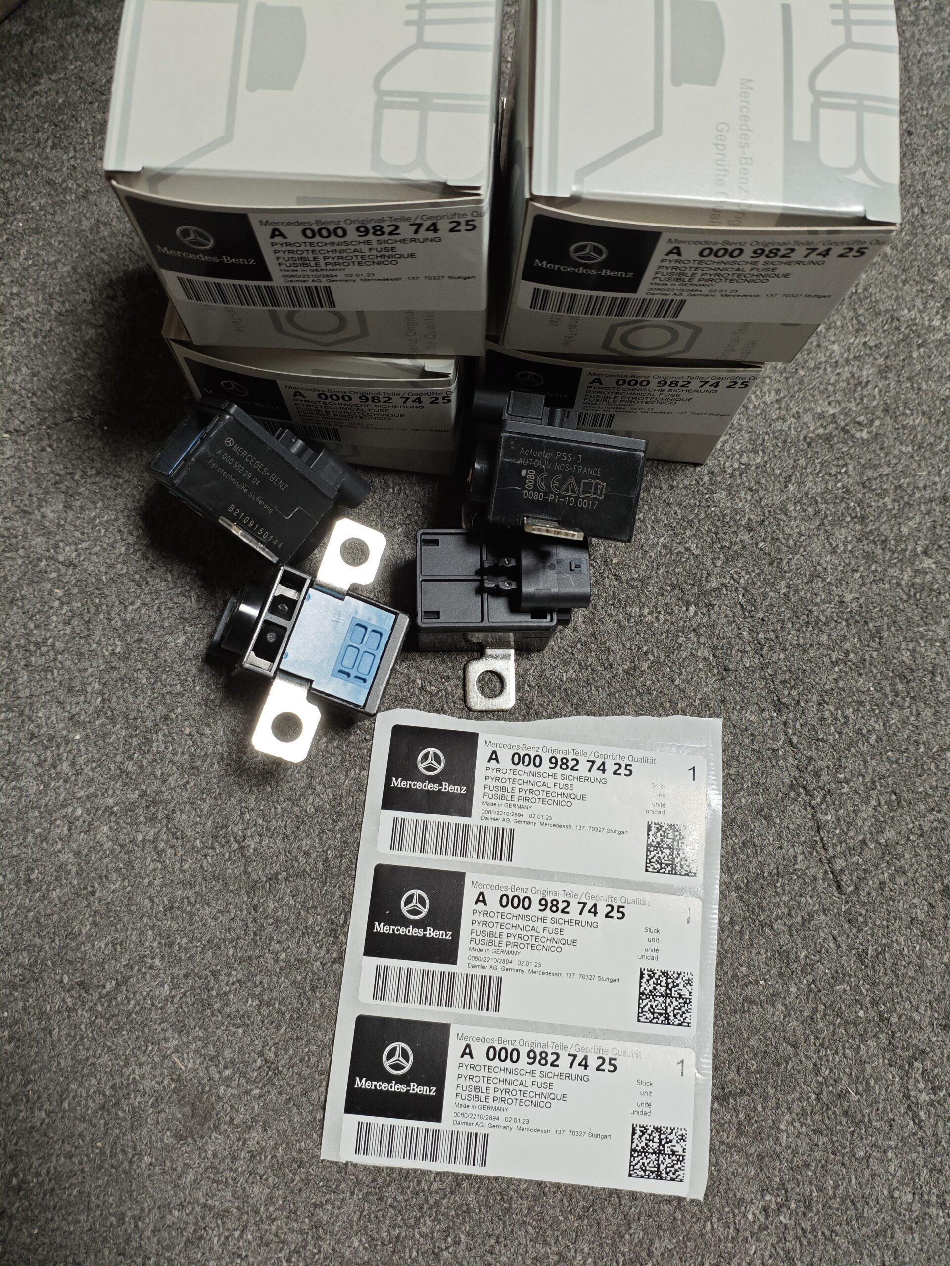 22bce1471e04233daaf3eed071fbecf A0009827425 A0009822904 Mercedes-Benz W177 C118 W206 Battery Cut-off Crash Fuse 0009827425 0009822904 - Image 1
