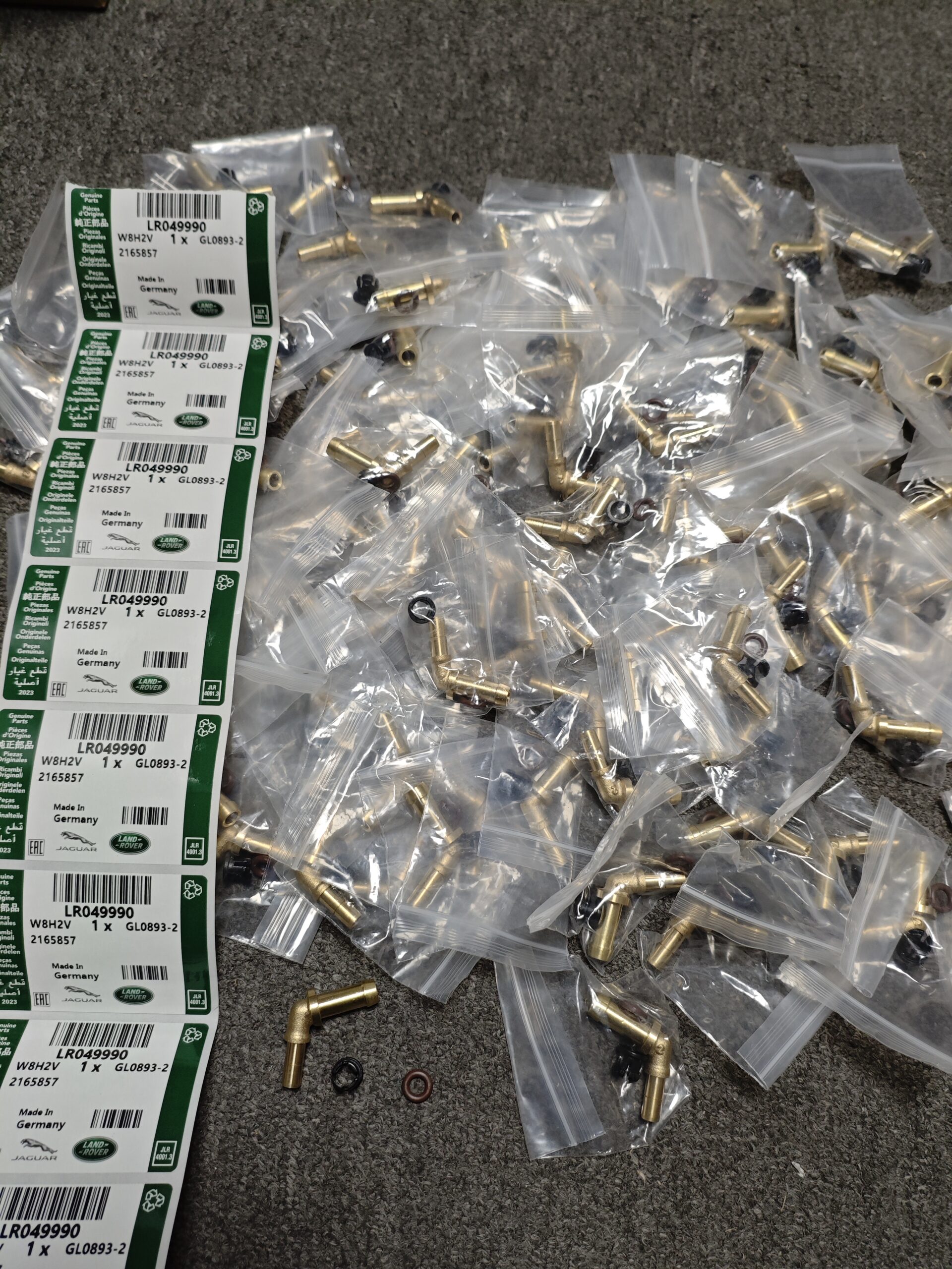 23456e1309da518fb9f86ffd5cd9a65 LR049990 Land Rover Range Rover Velar Range Rover Sport Water Outlet Hose Connector Kit LR048474 C2Z28258 - 图片 1