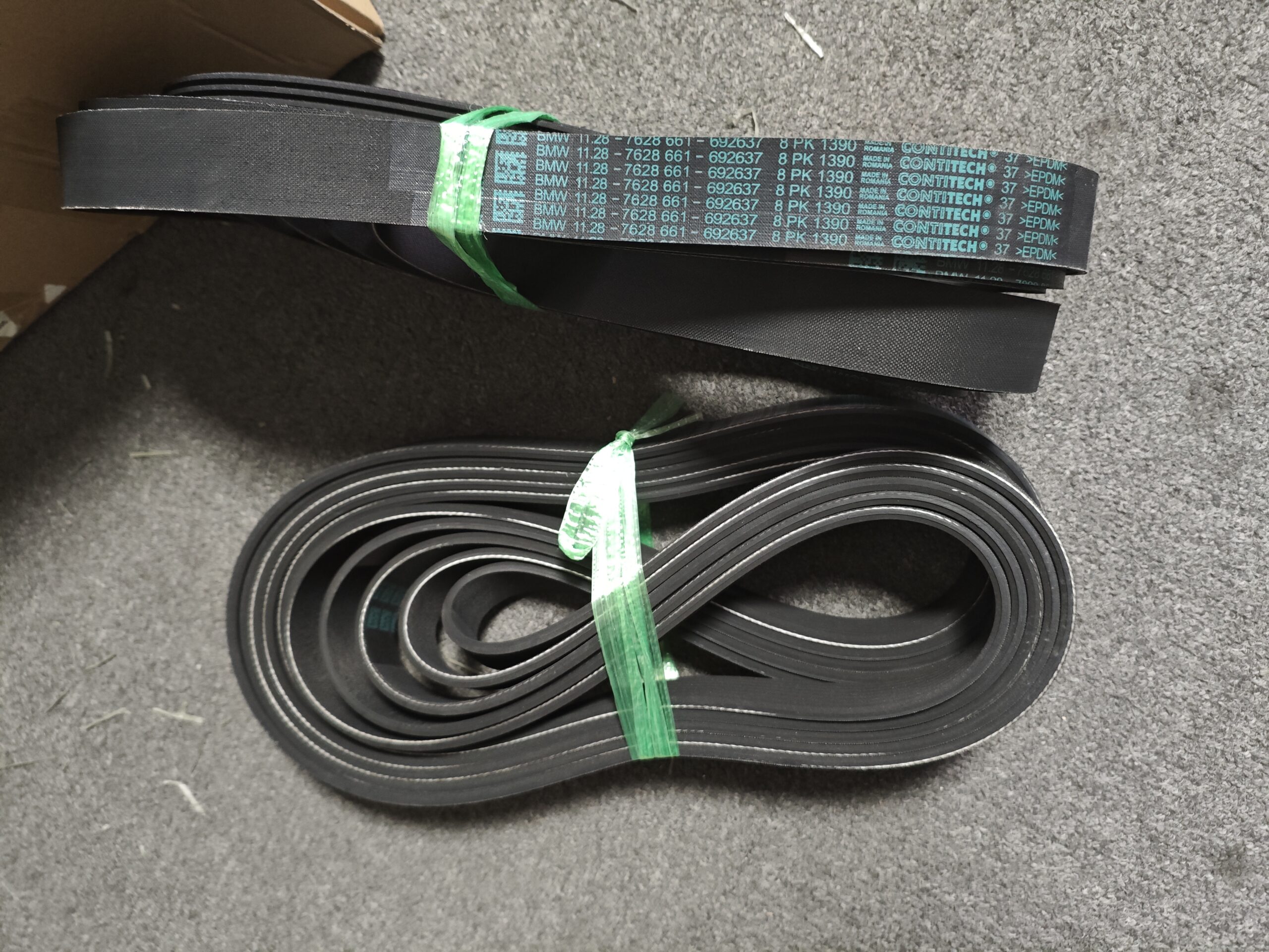 241078e2f288e7424f930ab0137825a 11287628661 BMW F10 F11 F12 V-Ribbed Belt 11287589366 8PK1390 - 画像 (1)