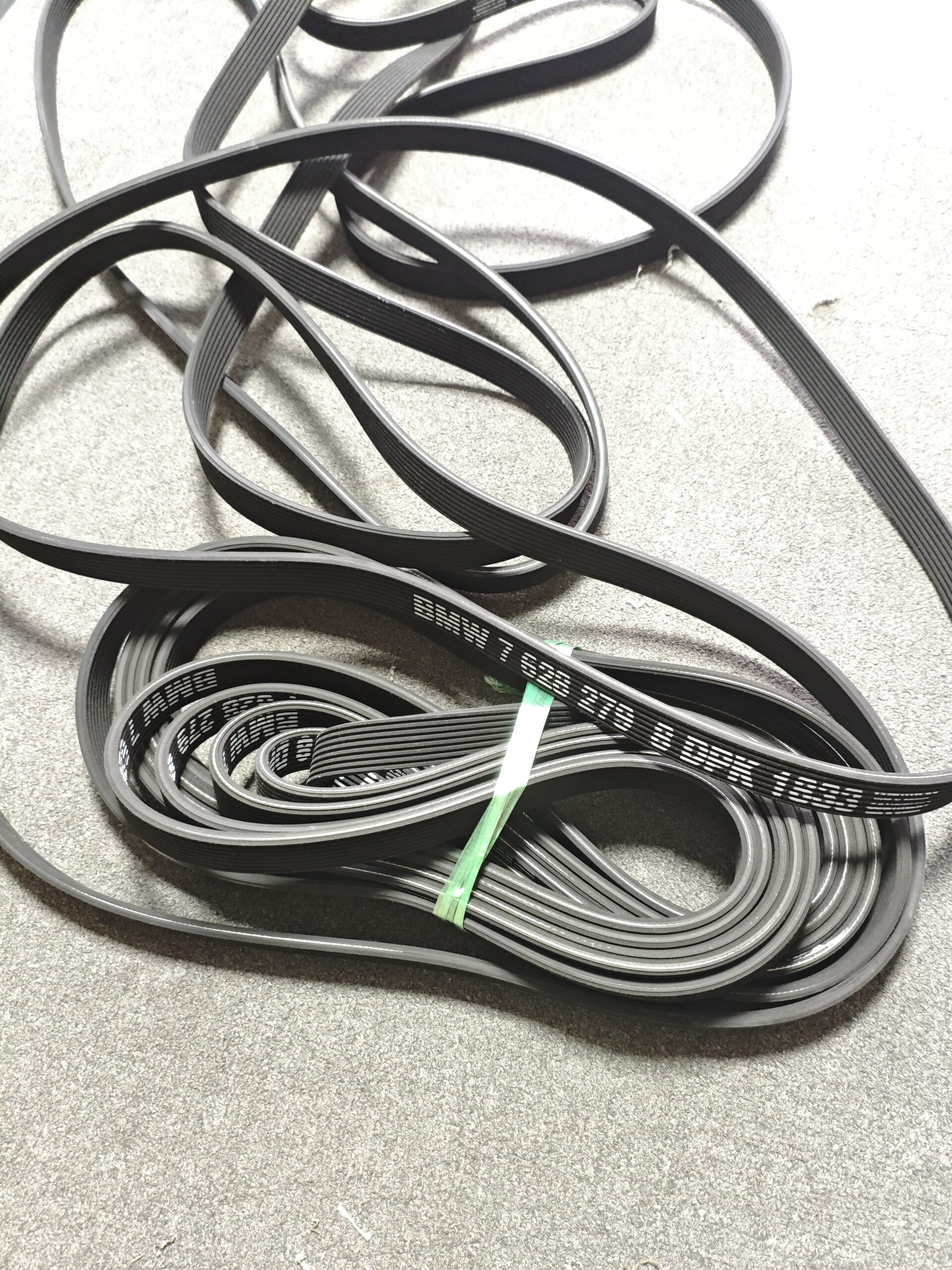 bc7e6b98e2e997117036d93e3c08ba2 11287628279 BMW E71 F01 F02 V-Ribbed Belt 11287586901 11287570232 8DPK1833 8DPK1827 - 画像 (1)
